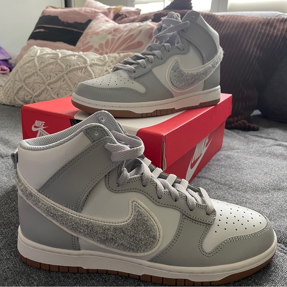 Brand New Nike Dunk Hi Retro University. Men 7/Women’s 81/2 - Picture 1 of 5